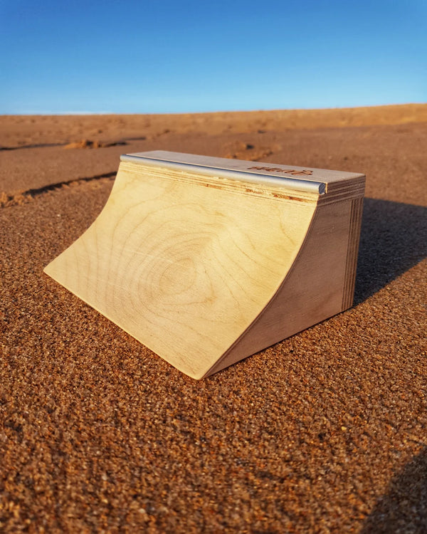 BULLGOD Fingerboard Classic Quarter Pipe